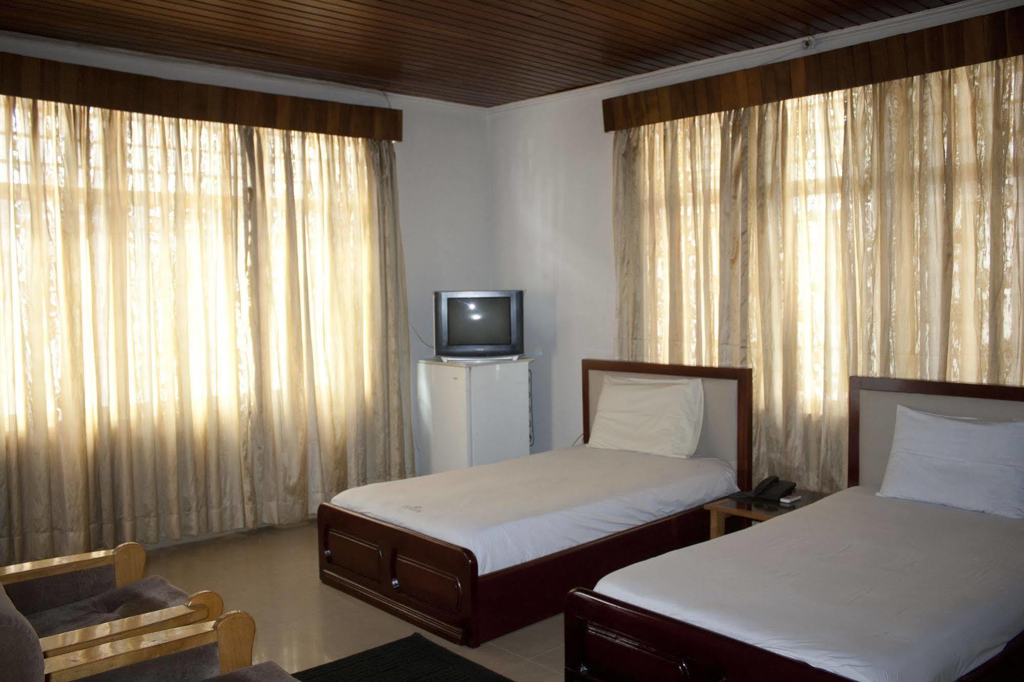 East Legon Guest Lodge Мадина Экстерьер фото
