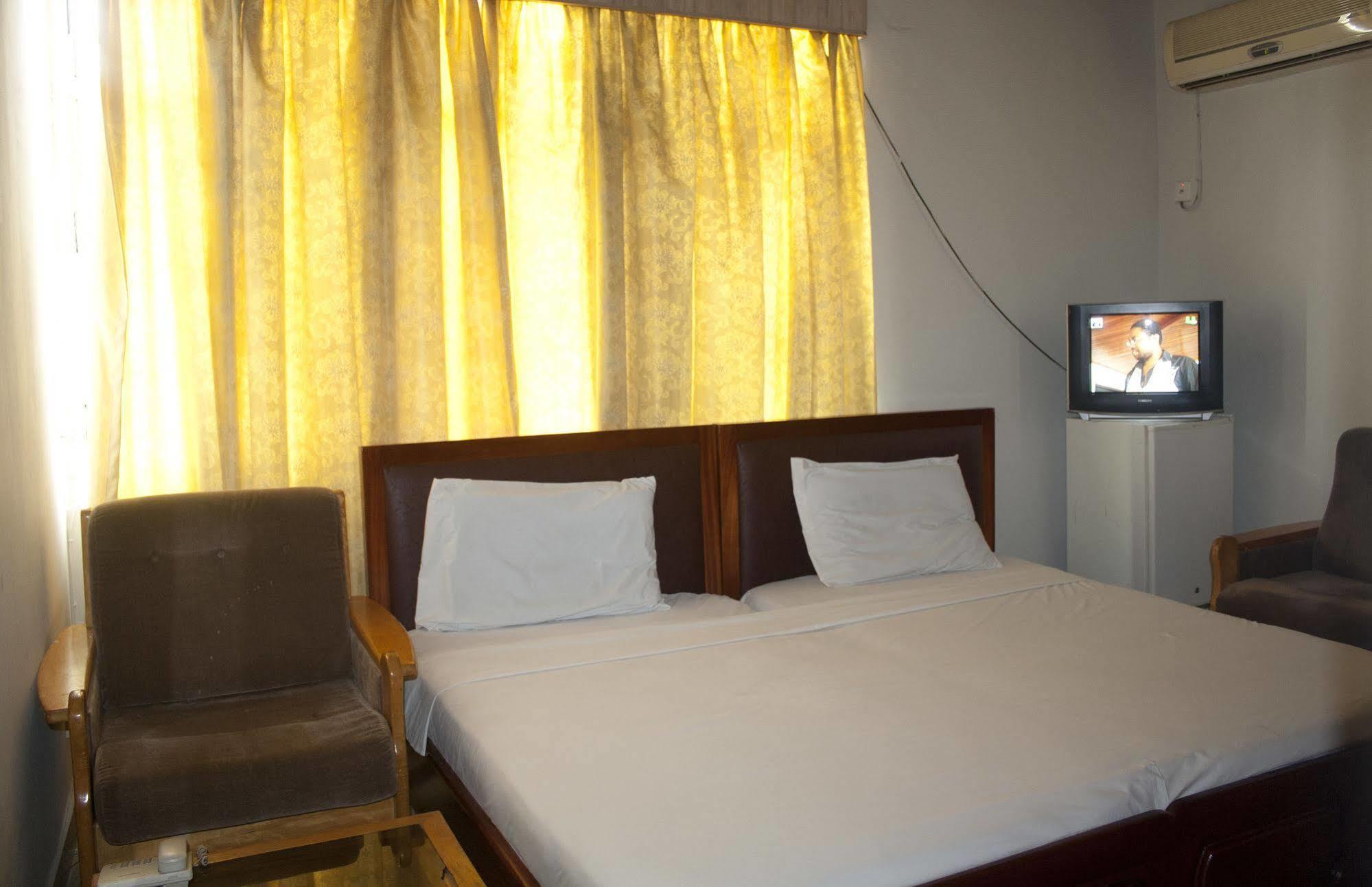 East Legon Guest Lodge Мадина Экстерьер фото