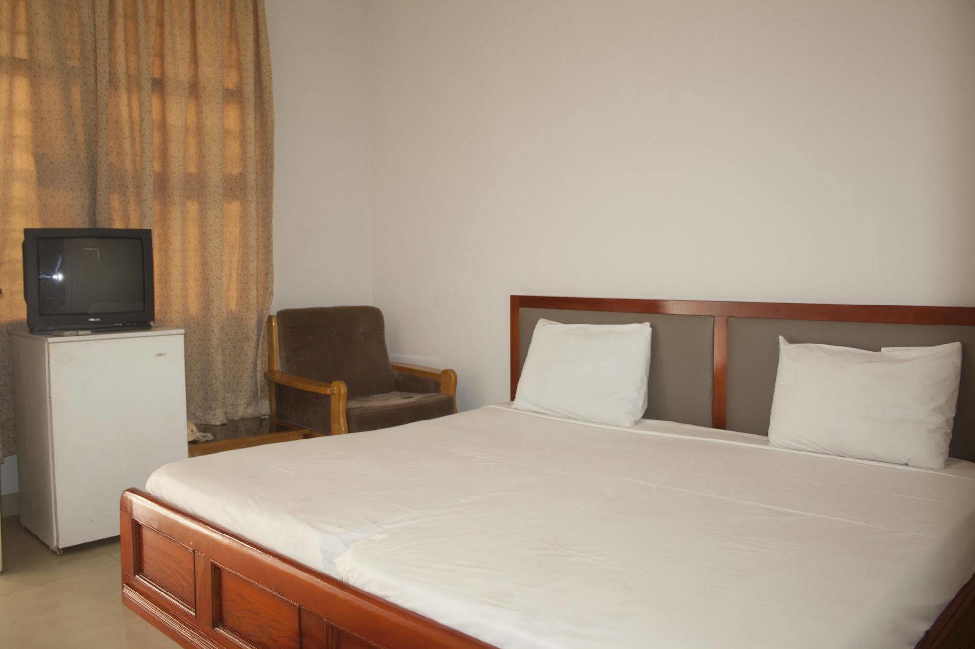 East Legon Guest Lodge Мадина Экстерьер фото