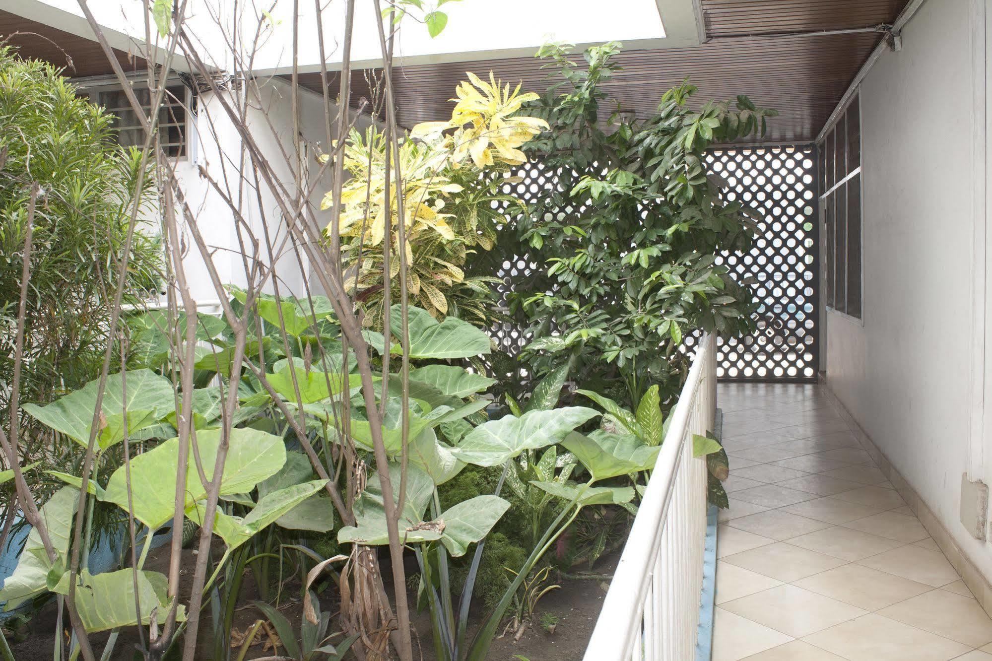 East Legon Guest Lodge Мадина Экстерьер фото